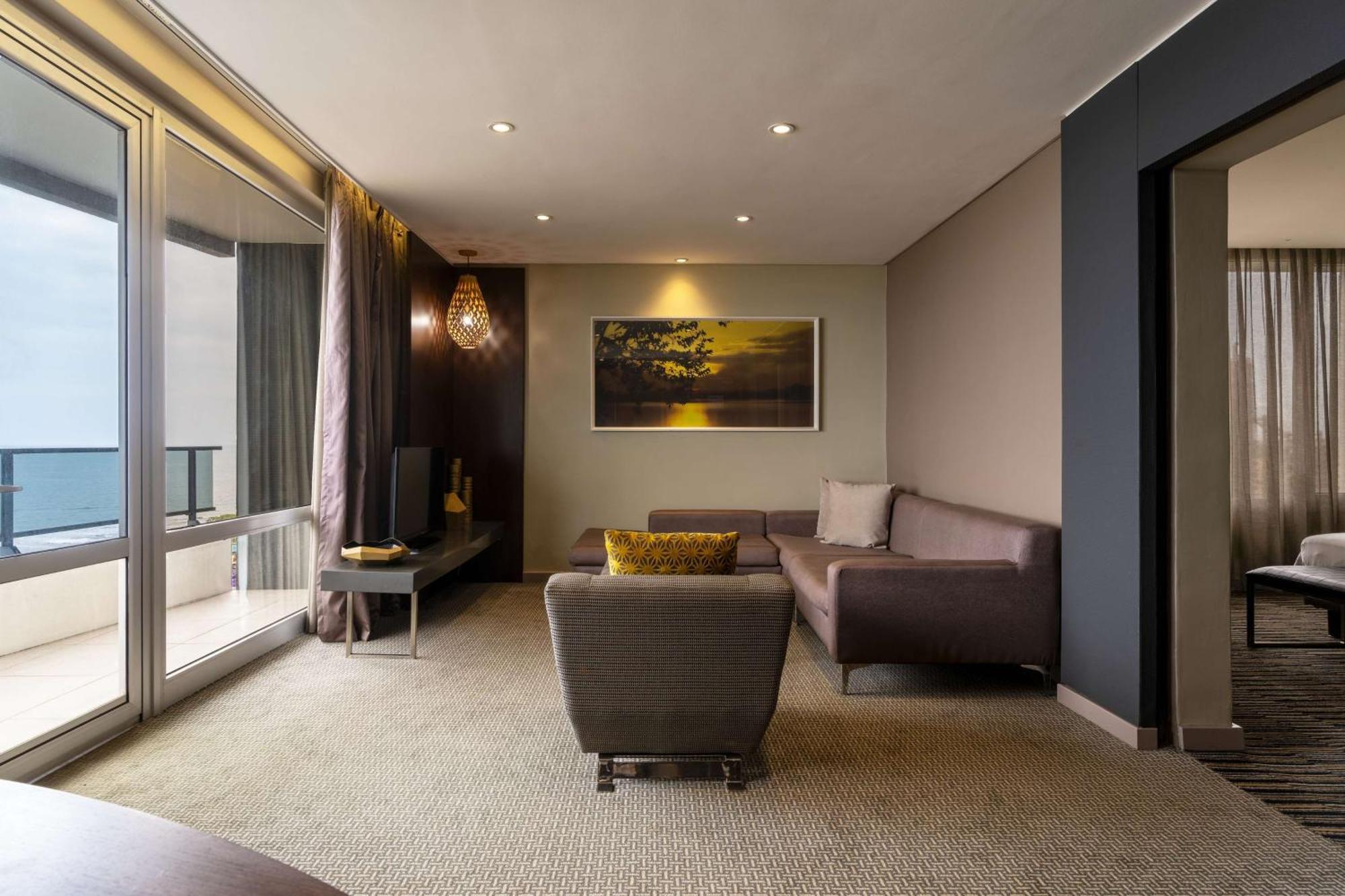 Radisson Blu Okoume Palace Hotel, Λίμπερβιλ Εξωτερικό φωτογραφία