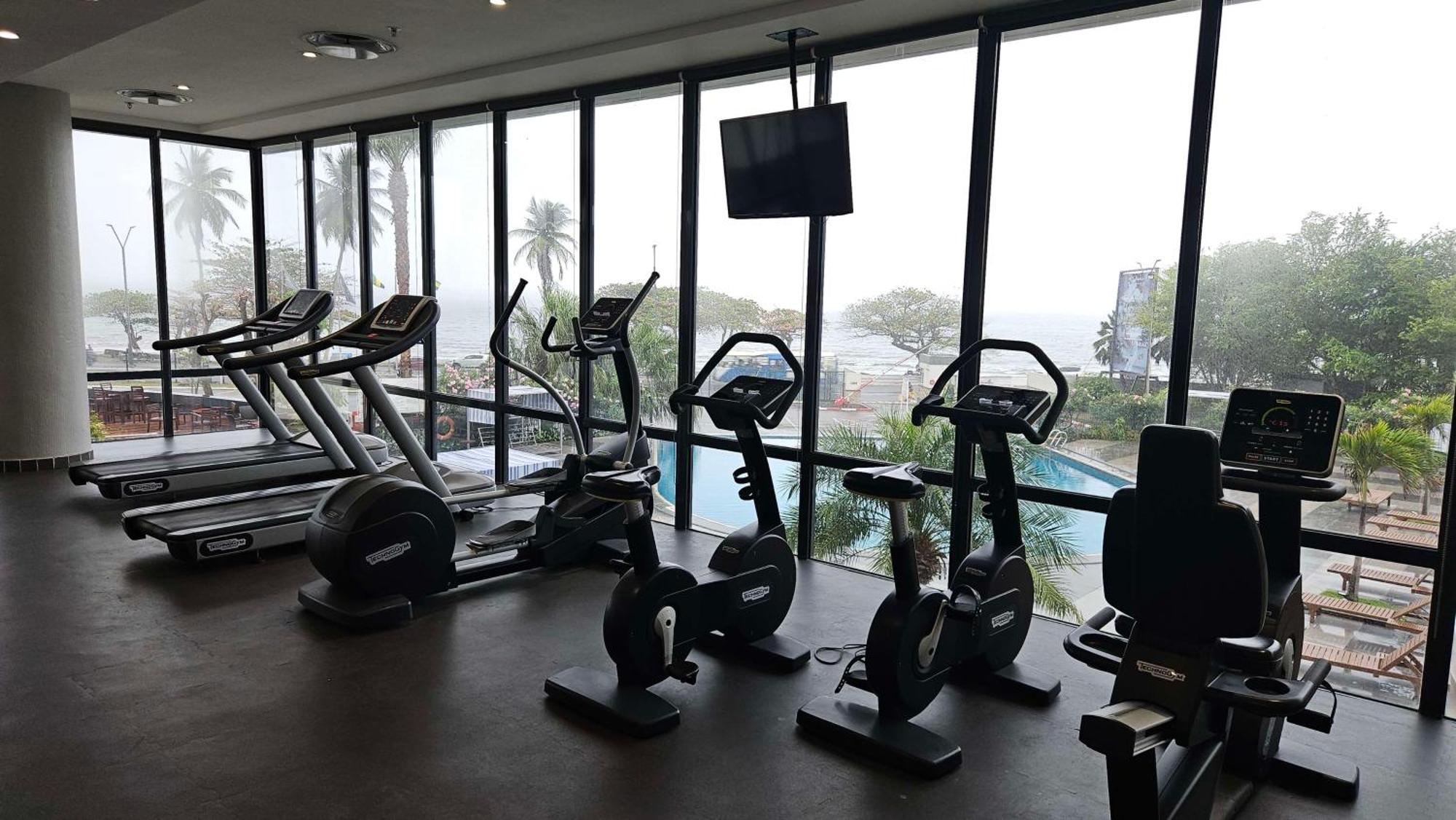 Radisson Blu Okoume Palace Hotel, Λίμπερβιλ Εξωτερικό φωτογραφία